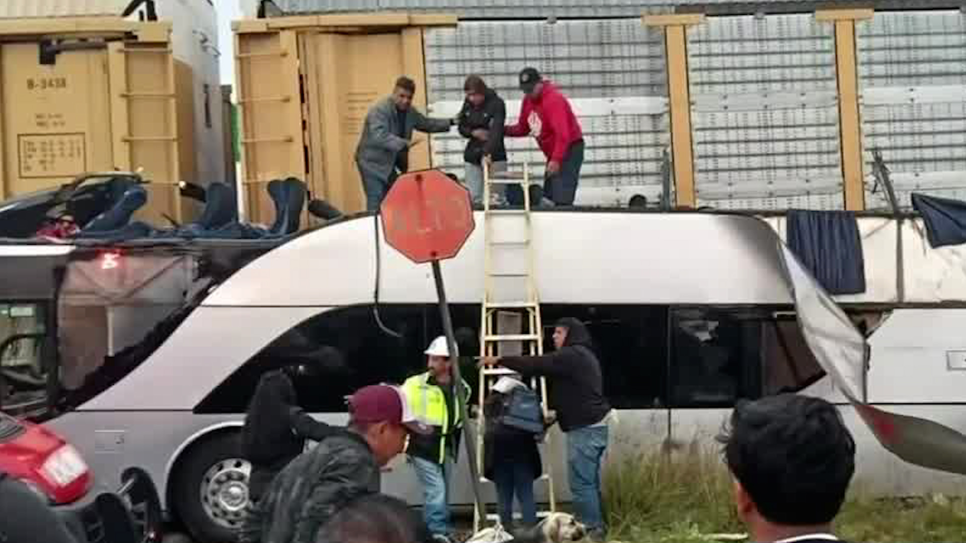 Hasta el momento, se reporte al menos una decena de personas fallecidas y más de 40 lesionados debido al choque de tren con un autobús en Atlacomulco.