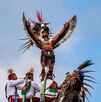 Una turista en crisis escaló el mástil de los Voladores en Cuetzalan. Tres danzantes heroicos la rescataron. La comunidad pide sanciones ejemplares. Una turista en crisis escaló el mástil de los Voladores en Cuetzalan. Tres danzantes heroicos la rescataron. La comunidad pide sanciones ejemplares.