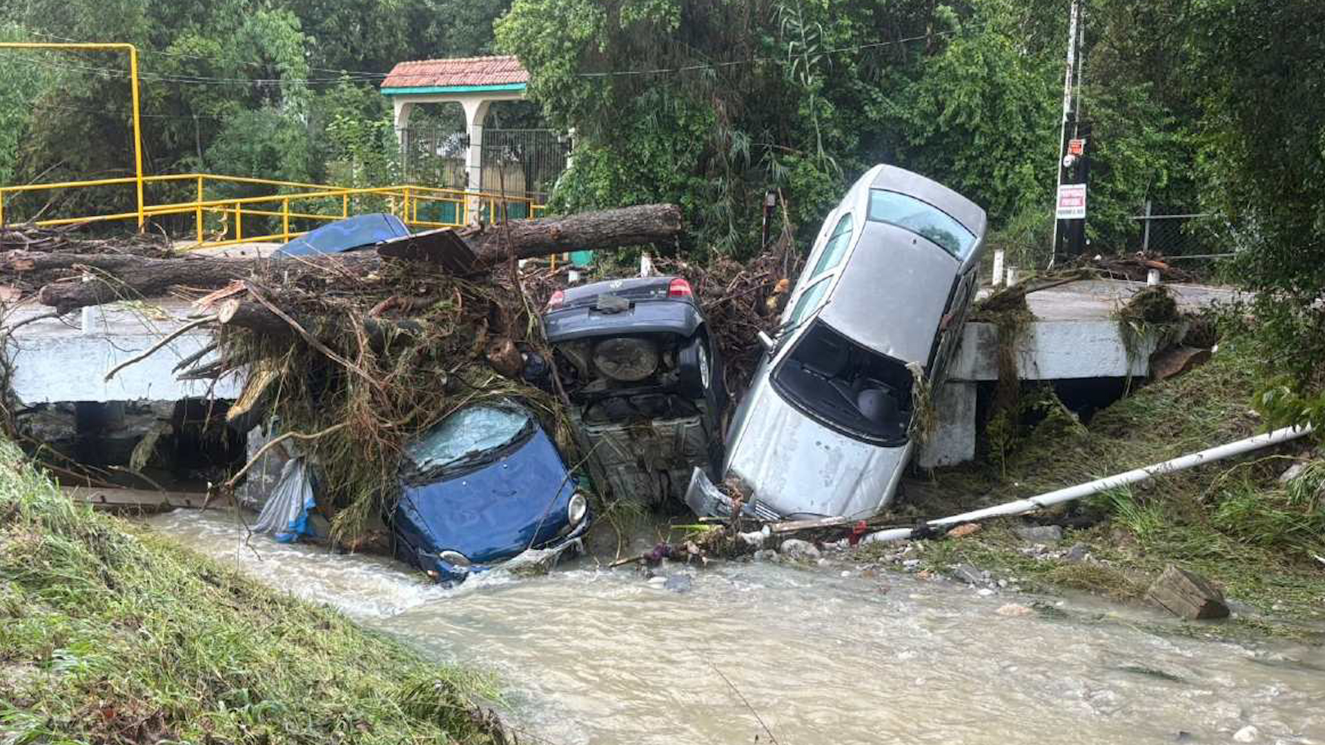 Un puente que conecta con una zona de quintas evitó que los vehículos fueran arrastrados por una mayor distancia.