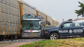 El conductor del autobús intentó ganarle el paso al ferrocarril, pero fue impactado en la parte media de la unidad y arrastrado varios metros.