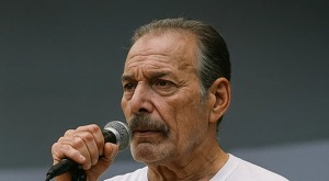 Freddie Mercury, un día antes de su muerte, emitió un comunicado oficial anunciando su enfermedad. Falleció al día siguiente en 1991, en Londres, a los 45 años.