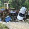 Autos arrastrados por la corriente tras lluvias en Santiago, Nuevo León