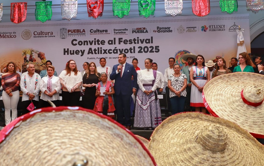 El gobernador Alejandro Armenta anunció una mejora sustancial en el apoyo económico para los grupos participantes en el Huey Atlixcáyotl 2025.