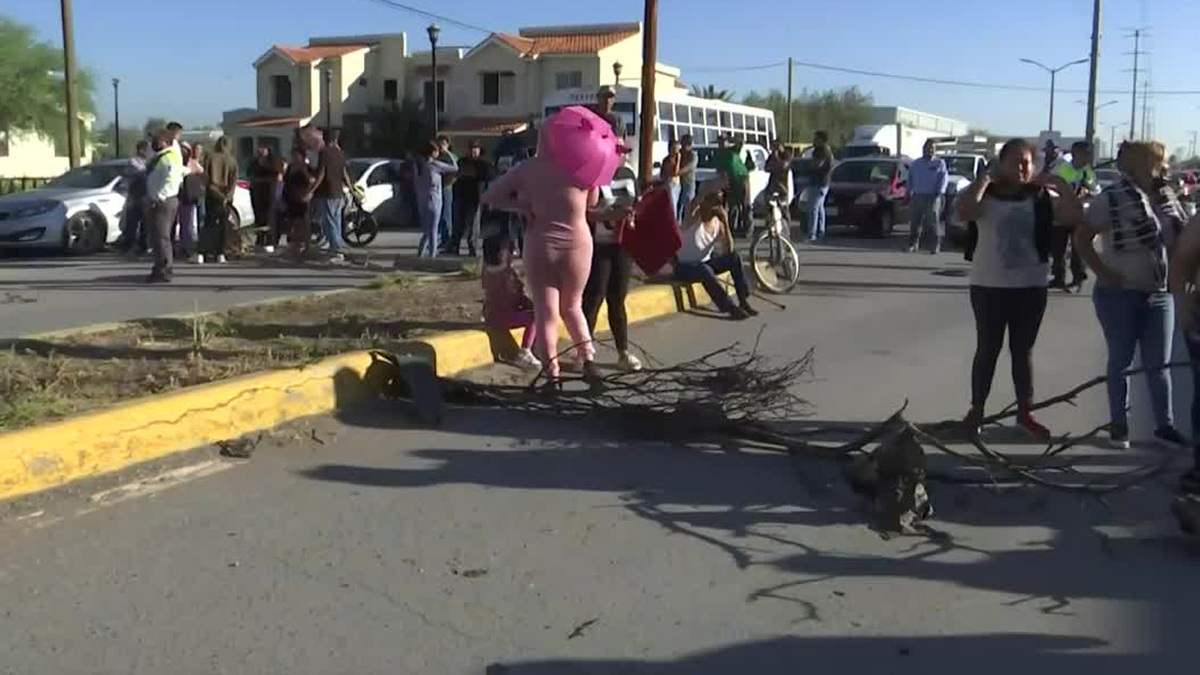 Vecinos de la colonia Urbi Villas del Cedro salieron a las calles para protestar y exigir a las autoridades una solución inmediata al desborde de aguas negras.