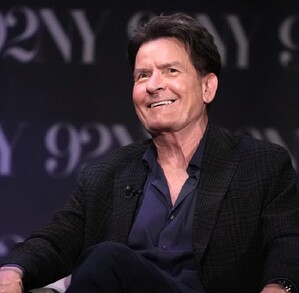 “El libro de Sheen” relata sin filtros los excesos, caídas y redención del actor que una vez fue el rostro mejor pagado de la televisión estadounidense.