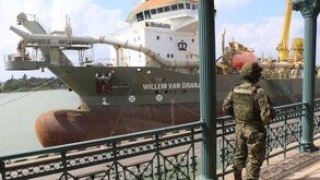 Un marino de la Armada de México vigila el buque en un puerto