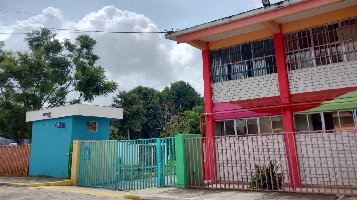 Más de 30 niños de una escuela en Ciudad Guzmán resultaron infectados tras consumir alimentos; autoridades investigan y suspenden clases.