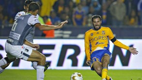 André Pierre Gignac marcándole gol a León en la semifinal del Apertura 2016 donde Tigres avanzó a la Final.