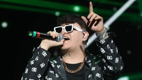 El anuncio del concierto de Junior H en Tijuana provocó la aparición de una narcomanta con amenazas del CJNG; el cantante no ha dado declaraciones.