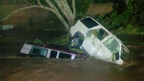 El desbordamiento de un río en Los Camichines, Cocula, dejó la muerte de un hombre de 80 años y múltiples daños en vehículos y viviendas.