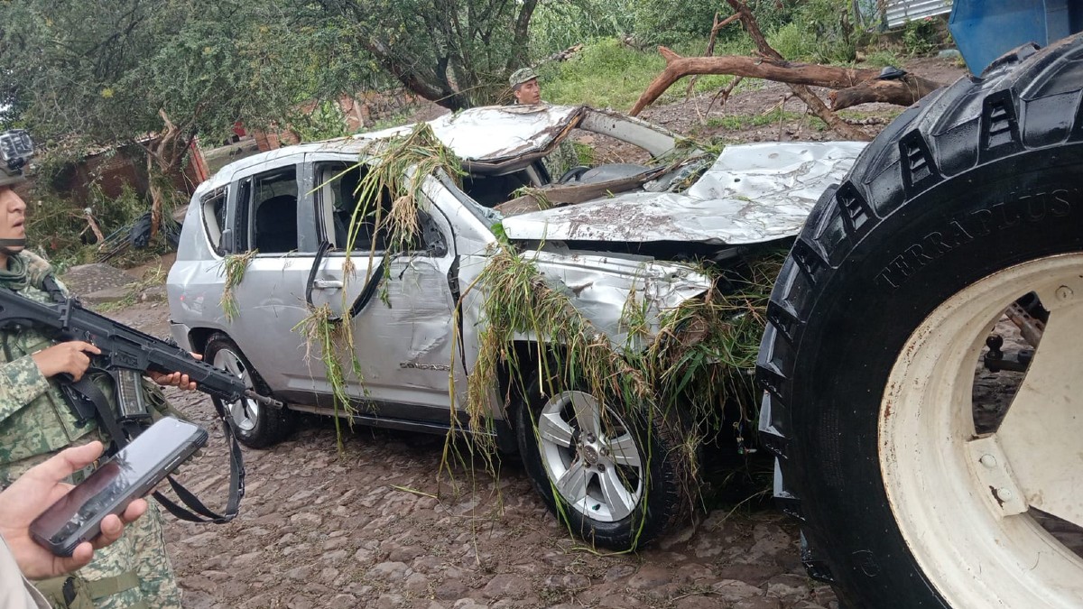 El desbordamiento de un río en Los Camichines, Cocula, dejó la muerte de un hombre de 80 años y múltiples daños en vehículos y viviendas.