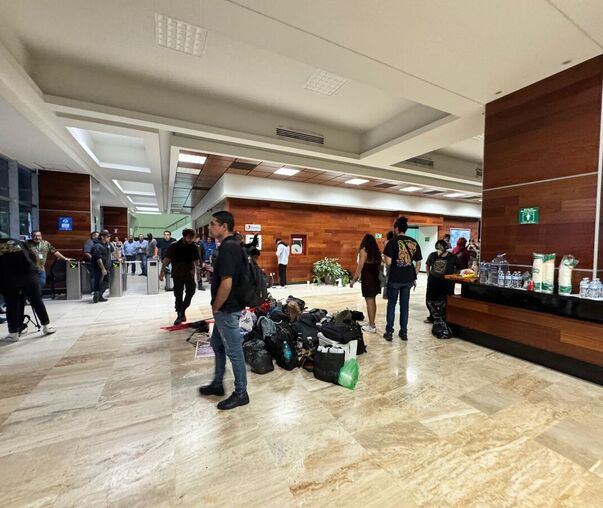 Carteles, consignas y mochilas: los alumnos se preparan para permanecer toda la noche en la Rectoría.