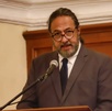 césar cansino hablando en público