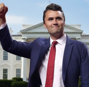 El activista conservador Charlie Kirk, cercano a Donald Trump, fue baleado durante un evento universitario en Utah.