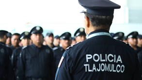 Tlajomulco inicia proceso de baja contra 100 policías que no aprobaron exámenes de confianza, tras casos recientes de abuso y exigencias de transparencia.
