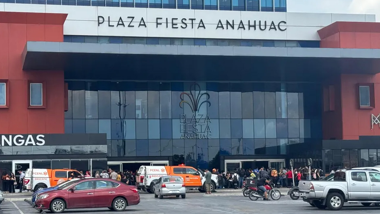 Un cortocircuito provocó un conato de incendio en la segunda planta de Plaza Fiesta Anáhuac, San Nicolás, lo que llevó a evacuar a 130 personas.
