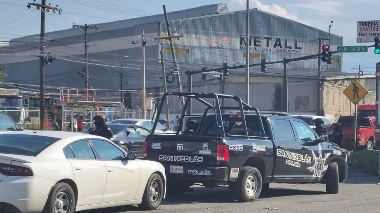 Dos hombres fueron detenidos por la Policía de San Nicolás tras circular en un vehículo con reporte de robo.