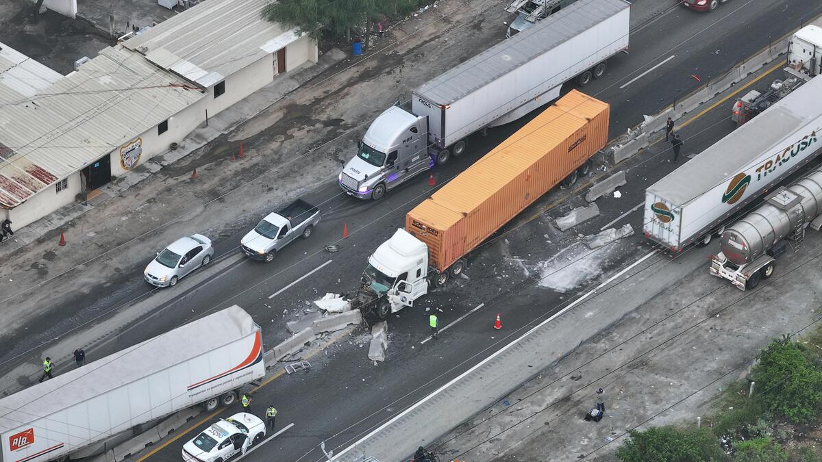 Un accidente en el que se involucraron al menos tres tráileres y una camioneta colapsaron la autopista Monterrey-Saltillo, a la altura del municipio de García.