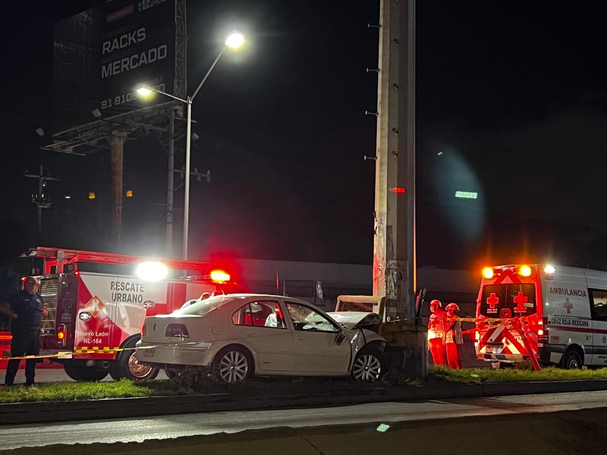 Un hombre murió luego de un aparatoso accidente automovilístico sobre la avenida Carlos Salinas de Gortari, en el municipio de Apodaca, Nuevo León.