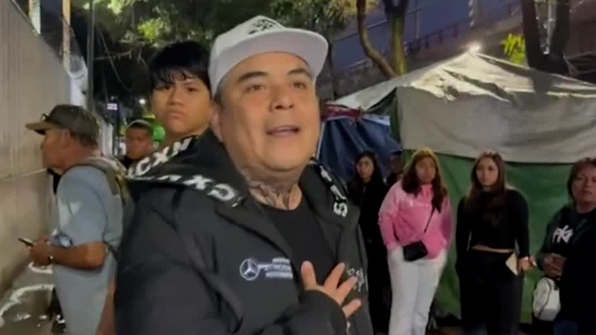Voluntarios llevan insumos médicos a los hospitales que reciben a los damnificados de la explosión.