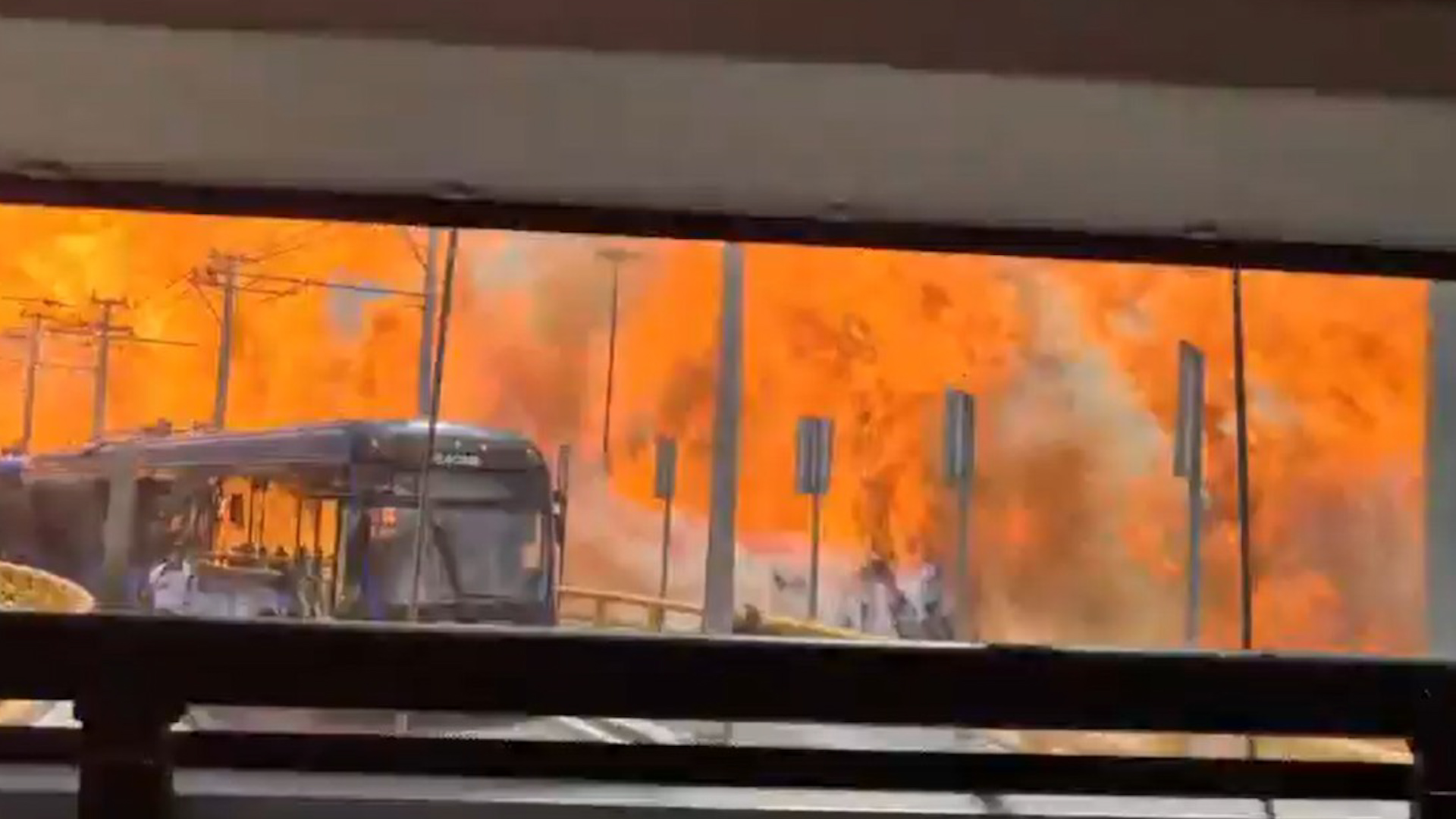 De acuerdo con información, una pipa de gas estalló mientras circulaba por la Calzada Ignacio Zaragoza, lo que provocó un incendio.