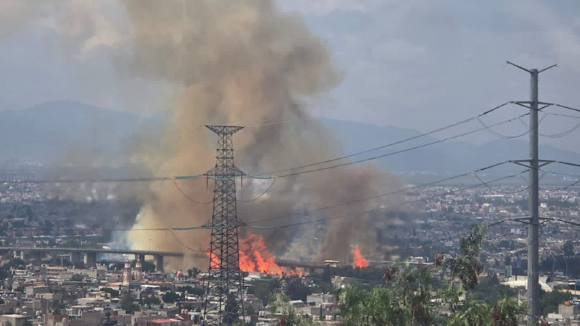 Los bomberos continúan trabajando para sofocar las llamas sobre la calzada Ignacio Zaragoza en Iztapalapa, ya que tras la explosión se registró un incendio.