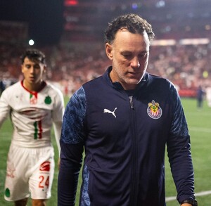 Gabriel Milito saliendo del Estadio Caliente luego del empate de Chivas ante Xolos de Tijuana.