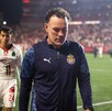 Gabriel Milito saliendo del Estadio Caliente luego del empate de Chivas ante Xolos de Tijuana.