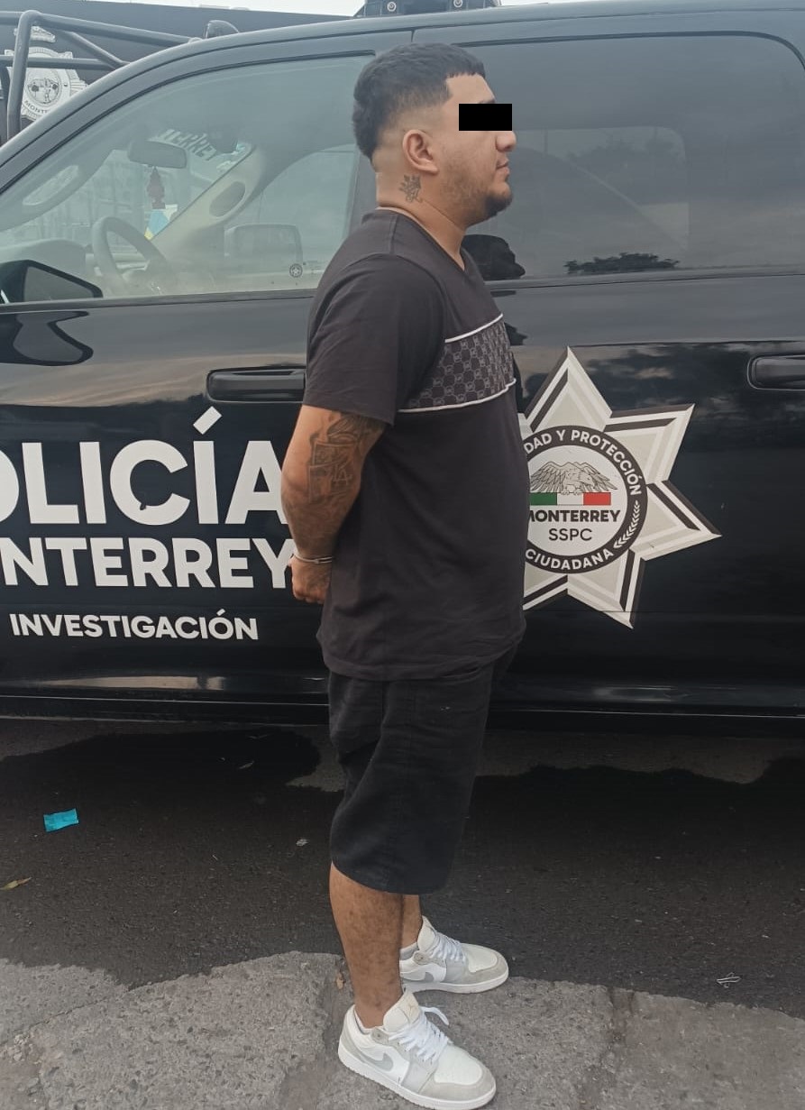 Un hombre fue detenido con droga en la colonia Argentina en Monterrey, mientras autoridades lo investigan por una serie de robos a gasolineras.