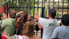 La protesta generó tensión cuando otro grupo de madres llegó al lugar para exigir que se reabrieran las puertas, argumentando que sus hijos tenían derecho a rec