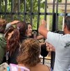 La protesta generó tensión cuando otro grupo de madres llegó al lugar para exigir que se reabrieran las puertas, argumentando que sus hijos tenían derecho a rec