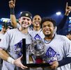 Jugadores de Charros de Jalisco cargando el trofeo de la Zona Norte en donde vencieron a Sultanes de Monterrey.