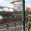 Un marino de la Armada de México vigila el buque en un puerto