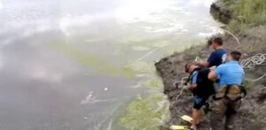 Un trágico accidente cobró la vida de un niño, luego de que cayera a un estanque mientras se encontraba con su familia en Santa Ana del Conde.