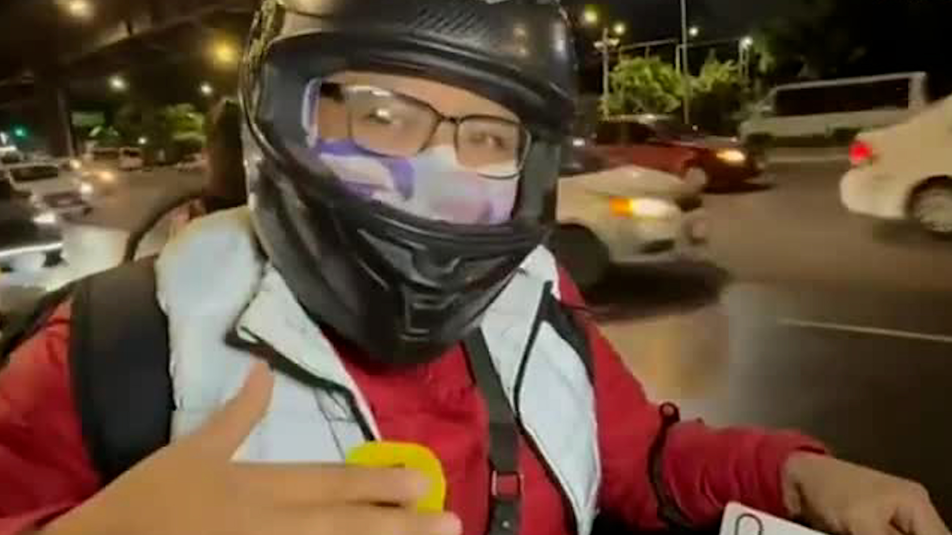 Habitantes de Iztapalapa ayudan a los damnificados y sus familias desde alimentos, hasta transporte.