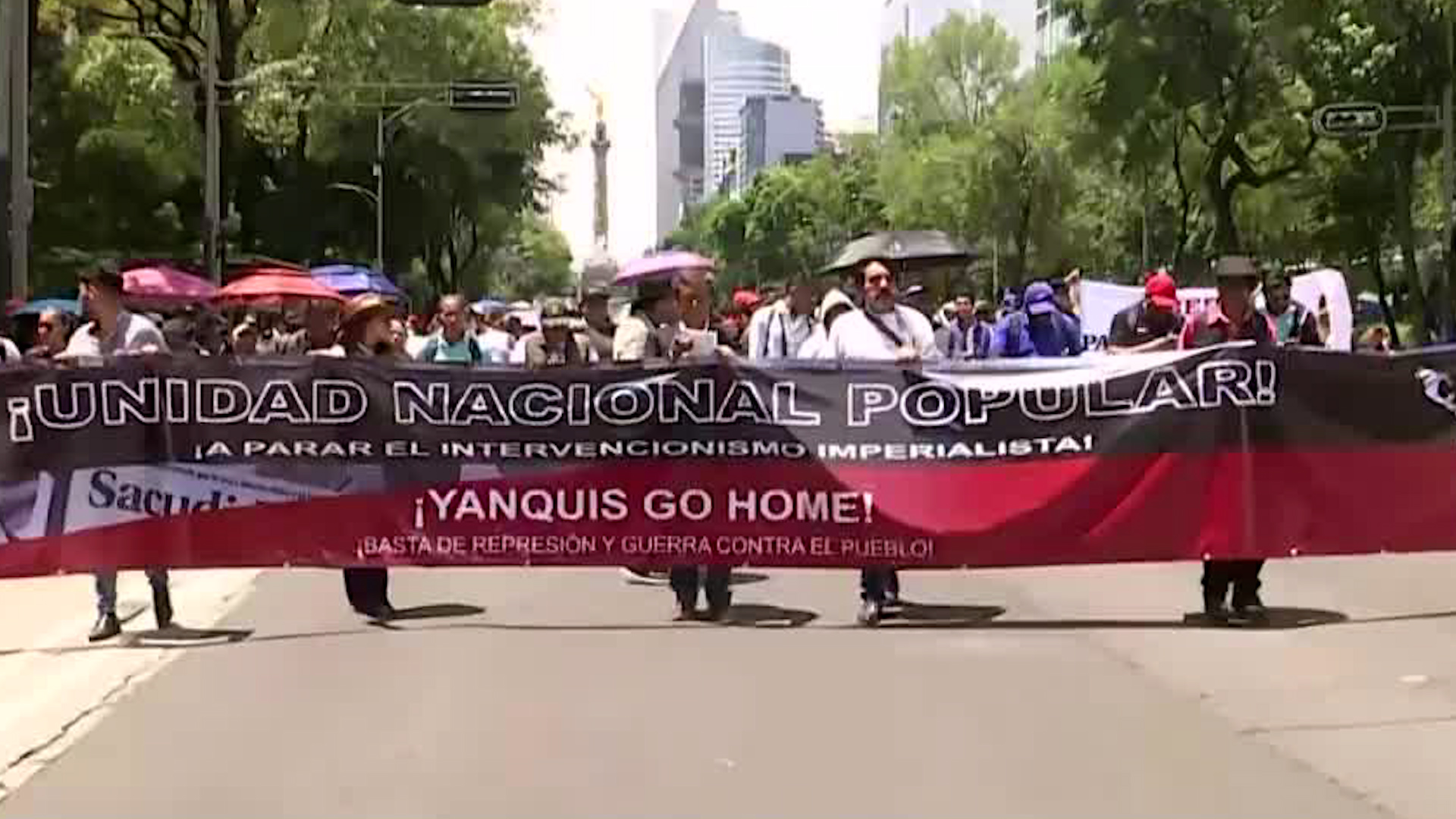 La Unión Nacional de Vendedores Ambulantes en CdMx realiza el recorrido desde el Ángel de la Independencia hasta el Zócalo Capitalino.