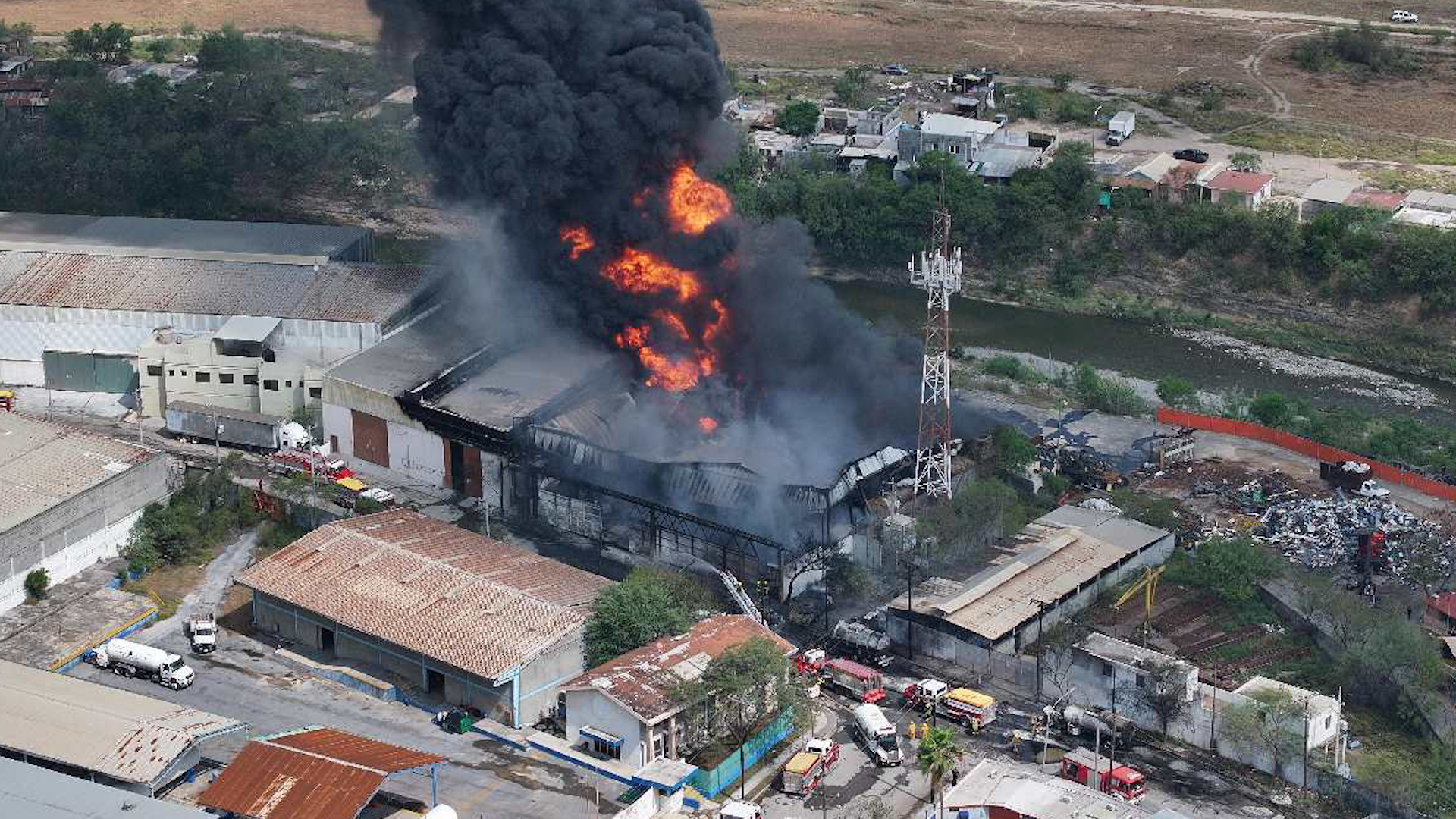 El incendio aparentemente se registra al interior de una empresa de químicos ubicada en el cruce de Paso Cucharas y avenida del Acero en Escobedo.