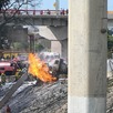 El fuego se propagó rápidamente, afectando incluso los cables del trolebús y extendiéndose hacia la estación del Metro Santa Marta.