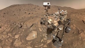 Vehículo de la NASA descubre en Marte rocas con posibles señales de vida antigua; los análisis definitivos esperan su regreso a la Tierra.