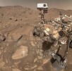 Vehículo de la NASA descubre en Marte rocas con posibles señales de vida antigua; los análisis definitivos esperan su regreso a la Tierra.