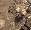 Vehículo de la NASA descubre en Marte rocas con posibles señales de vida antigua; los análisis definitivos esperan su regreso a la Tierra.