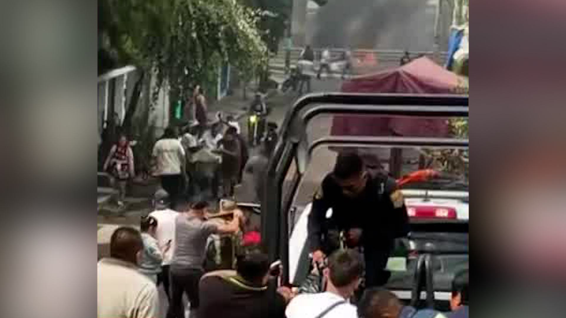 Personas aledañas a la zona de la explosión brindaron ayuda a los afectados.