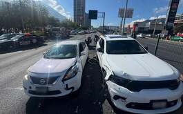 Seis automóviles protagonizaron un choque múltiple sobre la avenida Eugenio Garza Sada en el municipio de Monterrey.
