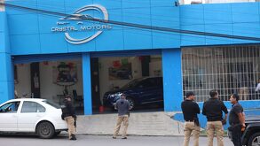 agentes de investigación de la fiscalía en la concesionaria crystal motors puebla