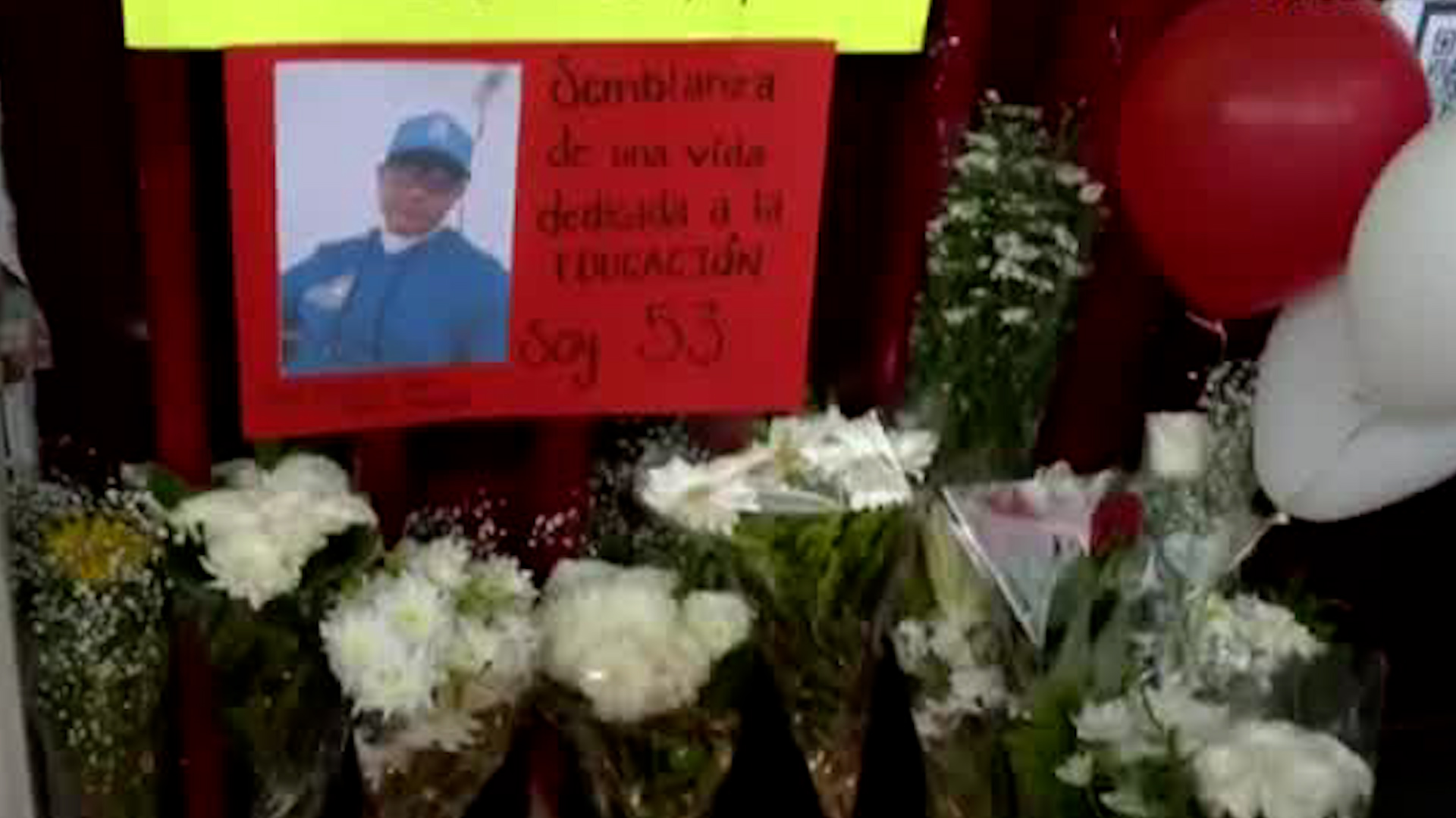Sus alumnos y allegados se dieron cita para adornar la fachada del plantel con veladoras, carteles y veladoras.