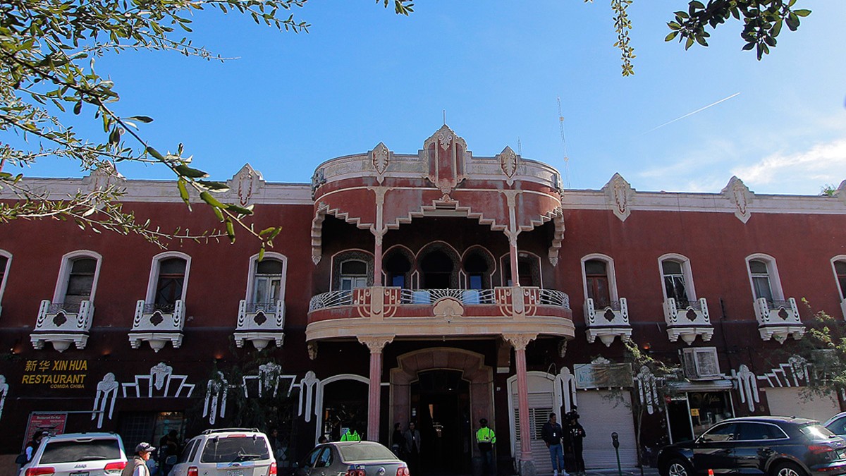 El Hotel Galicia de Torreón se alza como un mudo testigo de una época pasada, un edificio que desafía al tiempo con sus colores y formas. El Hotel Galicia de Torreón se alza como un mudo testigo de una época pasada, un edificio que desafía al tiempo con sus colores y formas.
