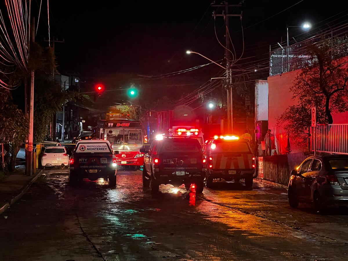 Un hombre murió y una conductora fue reportada como desaparecida luego de ser arrastrados por la corriente debido a fuertes lluvias en Monterrey.