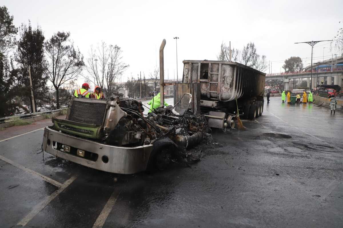 Foto de tráiler quemado durante explosión de pipa de gas en Iztapalapa