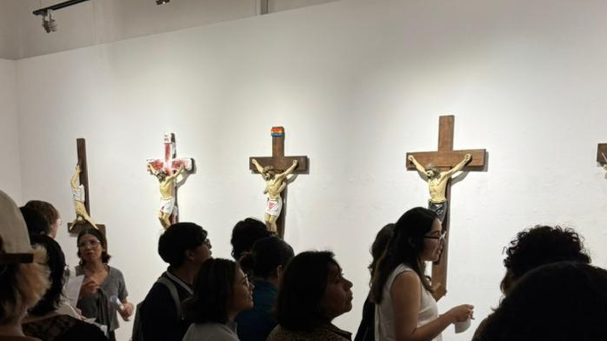 La exposición Iconoclasia en la galería Jesús Gallardo ha generado molestia e indignación por parte de organizaciones católicas de Guanajuato. La exposición Iconoclasia en la galería Jesús Gallardo ha generado molestia e indignación por parte de organizaciones católicas de Guanajuato.