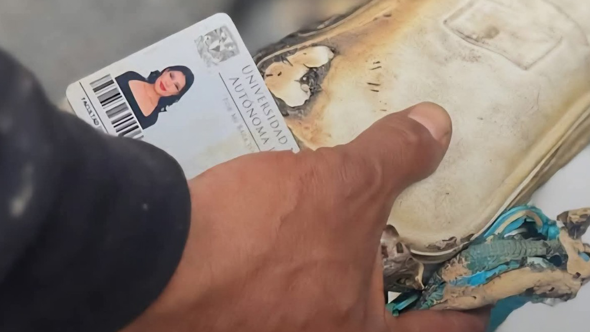 Bomberos lograron comunicarse a través del celular quemado de Ana con sus familiares, quienes aún no logran localizarla tras la explosión en Iztapalapa.